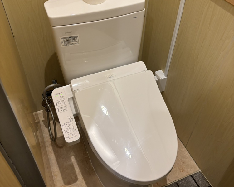 和式トイレから洋式トイレへのリフォーム・浴室換気扇交換工事等、些細な事でもお気軽にご相談くださいませ。お客様のご要望に合わせご対応致します。